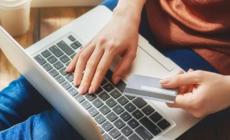 Quel soldato bello e innamorato &egrave; solo un bluff online. Ma la 50enne versa 62mila euro