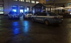 Ubriaco e molesto lancia bottiglie  in piazza Garibaldi  e prende a pugni un uomo: interviene la polizia