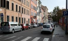 Anziano col bastone derubato del portafogli da due donne con i bimbi, ritrovati solo i documenti