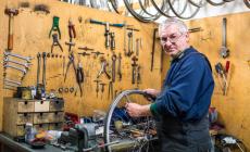 Fulvio Pia, il mago di via Saffi che ridà vita alle biciclette