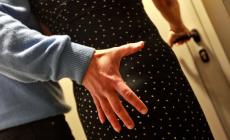 &laquo;Cosa ti farei...&raquo;, poi palpeggia la collega durante il turno di lavoro