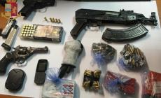 Nasconde kalashnikov e pistole nel refrigeratore, arrestato