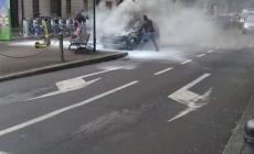 A fuoco un'auto in via Osacca