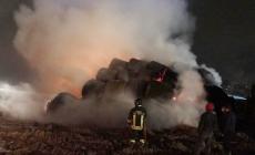 Costa di Fornovo, rogo nella notte: bruciano mezzi agricoli e il capannone con centinaia di balloni