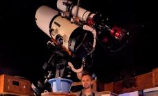 Viaggio nello spazio tra stelle e nebulose oltre la Via Lattea