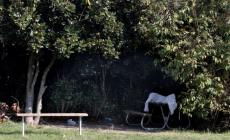 Via Leporati, parco giochi occupato da pusher e ubriachi. «Dal Parco Ducale si sono trasferiti qui»