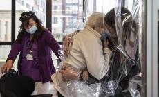 Genitori e figli tornano a toccarsi nella Stanza degli abbracci. Anche il personale in lacrime -  Foto