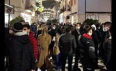 Folla in centro a Pescara, shopping e aperitivi