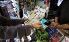 Addio ai contanti, ora anche caffè e giornale si pagano con le «carte». Le testimonianze dei parmigiani