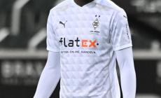Marcus Thuram sputa ad un avversario poi si scusa