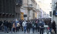 Esodo e shopping, ancora folla nelle città italiane. Aggredita troupe Rai a Roma