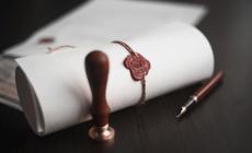 La badante diventa ereditiera del 90enne. Ma la giudice la condanna: «Il testamento è falso»