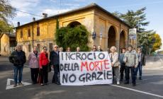 Lenzuolata e trecento firme per chiedere la rotatoria lungo via Traversetolo