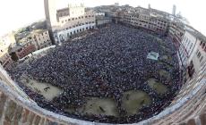 Palio: vince la contrada della Civetta