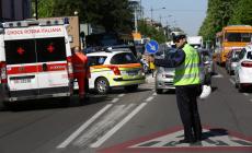 Via Gramsci, pedone investito da un'auto