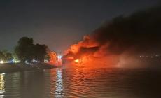 I fidentini sulla nave in fiamme: «Siamo salvi ma abbiamo perso tutto»