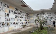 Buche e soffitti rotti dentro i cimiteri di Valera e Marore