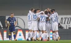 L'Inter sbanca Verona (2-1) e vola in testa (aspettando il Milan)