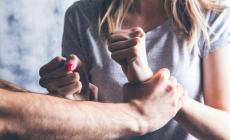 &laquo;Quel figlio non &egrave; mio&raquo;. E per anni minaccia e aggredisce la compagna