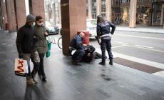 Arrestato l'«uomo nudo»: prima atti osceni in un vicolo, poi (vestito) passa ai vandalismi e aggredisce tre vigili- Foto