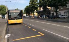 Investita dal bus alla fermata: grave una 77enne