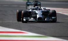 Hamilton in pole, male le Ferrari