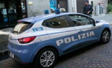 Colpisce gli agenti e fa danni in questura