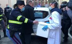 Ore 9.50: le prime dosi di vaccino arrivano al Maggiore scortate dalla Stradale - Video