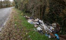 I residenti: «Strada del Traglione è una discarica a cielo aperto»