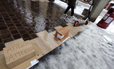 Autobus di traverso e ombrelloni sfondati in via Farini