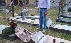 Otto lapidi devastate al cimitero 