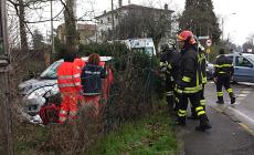 Perde il controllo dell'auto e finisce in un giardino
