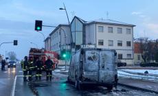 San Polo di Torrile, in pochi secondi il furgone si trasforma in una torcia - Foto