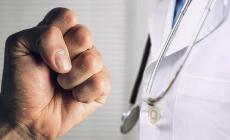 Pazienti aggressivi: in aumento insulti e minacce a medici e infermieri