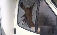 Trova due intrusi nel camper: aggredita