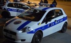 Viale Rustici: auto tampona un camion poi se ne va