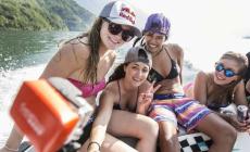 Le Red Bull Wake Girls salutano il Lario