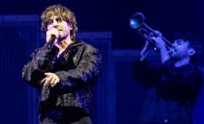 Rkomi, successo al Regio tra hit e monologhi sinceri