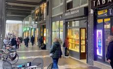 Parla il gioielliere: &laquo;Il rapinatore mi ha colpito con un pugno&raquo;