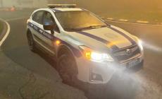 Vuole saltare nell'altra corsia per aiutare la fidanzata, ma precipita: grave 30enne