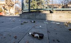 Piazzale Santa Croce, marciapiede ricoperto da vetri e bottiglie. L'edicolante: &laquo;Un gruppo di tunisini lo ha ripulito&raquo;