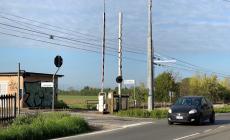 Camion bloccato dentro un passaggio a livello