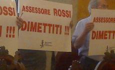 Protesta dei "Nuovi consumatori" contro l'assessore Rossi