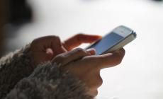 Bimbo sta soffocando, salvato da un infermiere collegato con lo smartphone