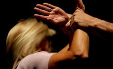 Le mani al collo della moglie: &laquo;Questa &egrave; la tua fine, ti uccido&raquo;