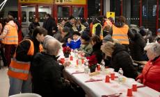 La cena per i poveri e i senzatetto: in stazione una serata che scalda il cuore