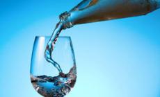 Ordina un bicchiere d'acqua in un bar e gli viene servita soda caustica: cliente trasportato al pronto soccorso 