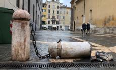 Fittone abbattuto in piazzale San Bartolomeo