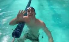 (Un mese dopo il colpo di pistola) Manuel torna in piscina per la riabilitazione Video