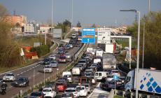 Tir in fiamme,  traffico in tilt nella parte nord della città per un giorno intero 